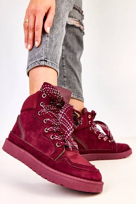 Kirschfarbene hohe Sneakers mit... Kirschfarbene hohe Sneakers mit...