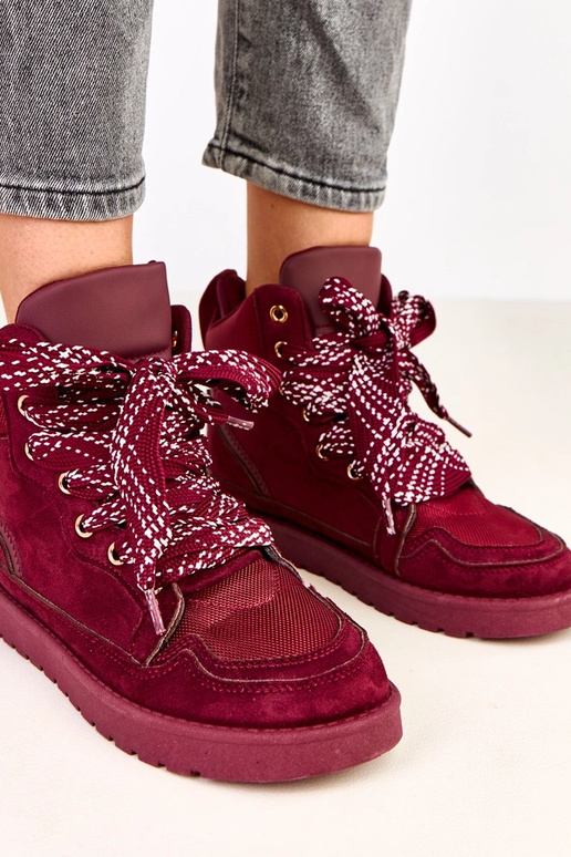 Kirschfarbene hohe Sneakers mit... Kirschfarbene hohe Sneakers mit...