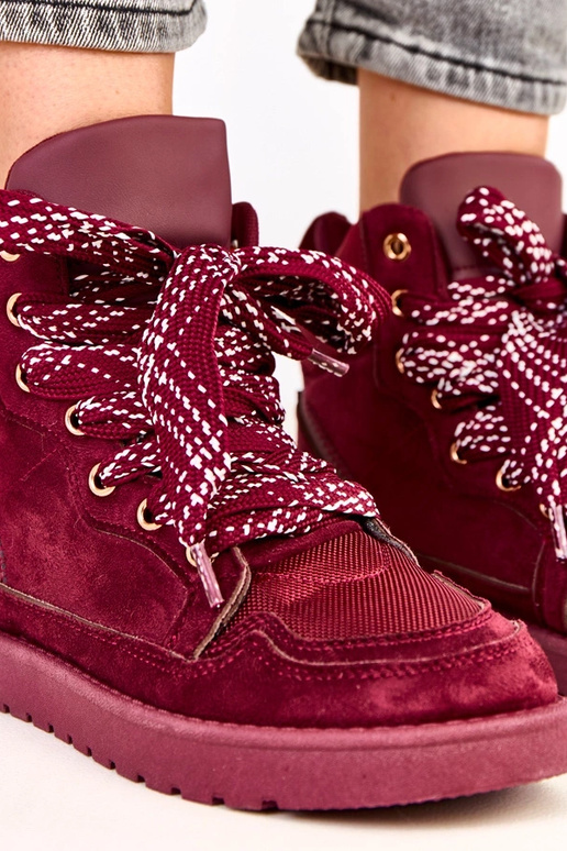 Kirschfarbene hohe Sneakers mit... Kirschfarbene hohe Sneakers mit...