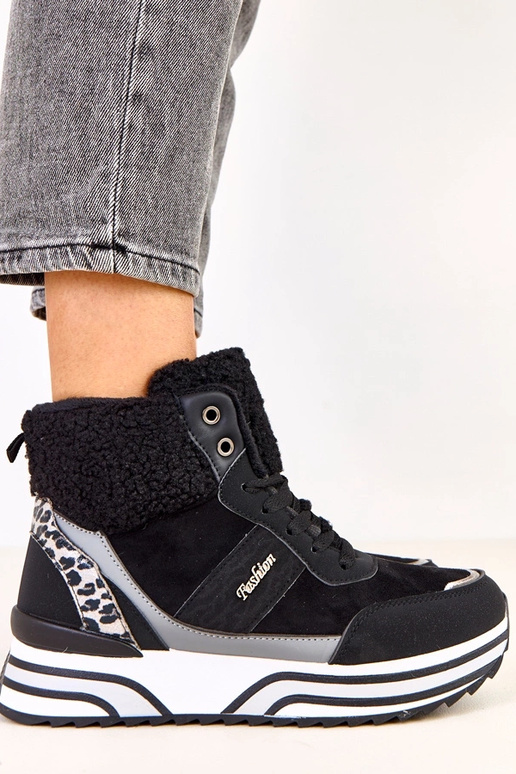 Baskets hautes noires et chaudes avec... Baskets hautes noires et chaudes avec...