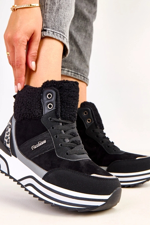 Baskets hautes noires et chaudes avec... Baskets hautes noires et chaudes avec...