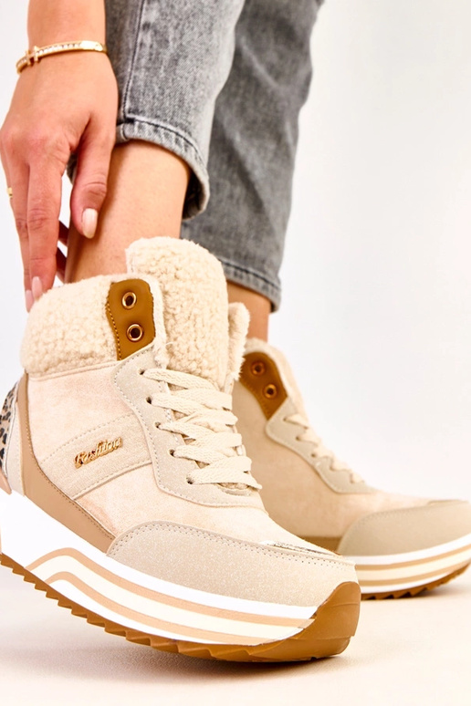 Baskets hautes beiges et chaudes avec... Baskets hautes beiges et chaudes avec...