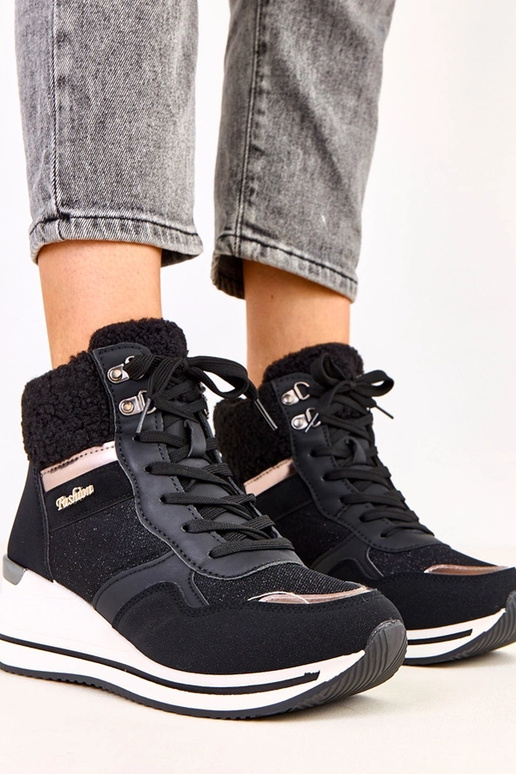 Schwarze hohe warme Sneakers mit...