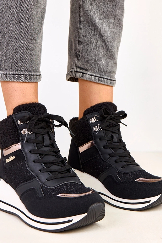 Schwarze hohe warme Sneakers mit...