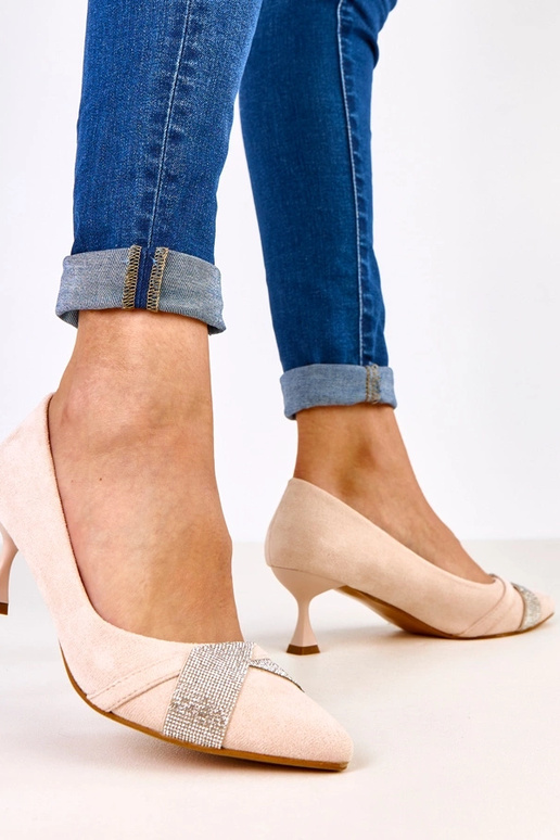 Zandkleurige hoge hakken met een lage...