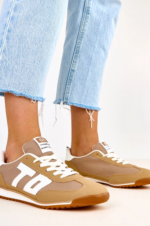 Grüne Sportschuhe mit weißen...