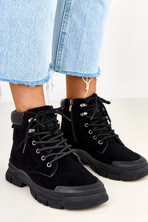 Bottines noires en suède synthétique...