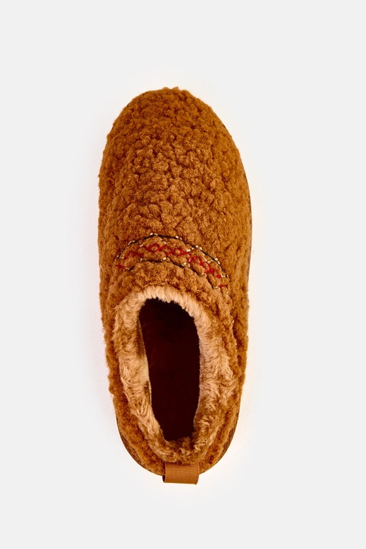 Bruine lage sneeuwlaarzen op een...