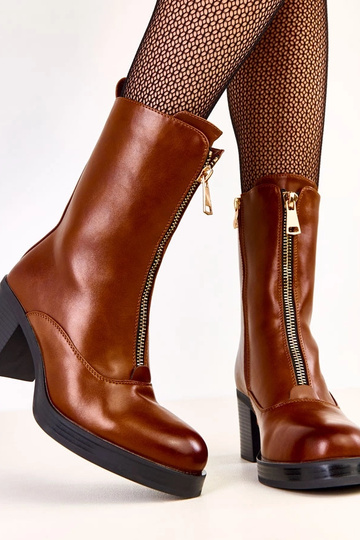 Bottines brunes à talon... 2