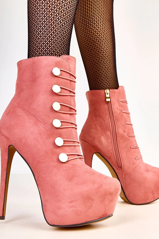 Bottines roses avec boutons dorés...