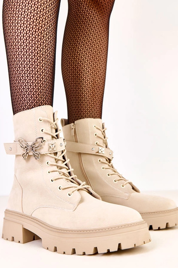 Beige laarzen met een vlinder op een decoratieve band Lelita