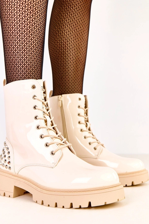 Sandfarbene lackierte Stiefel mit...