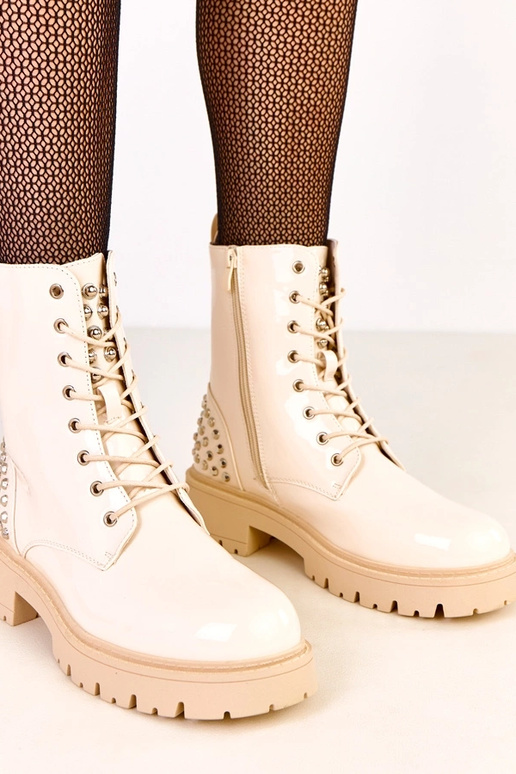 Sandfarbene lackierte Stiefel mit...