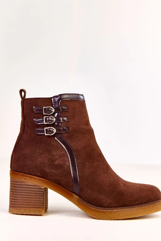 Bottines marron à talon avec boucles...