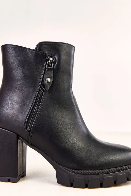 Schwarze Stiefeletten auf Absatz mit...