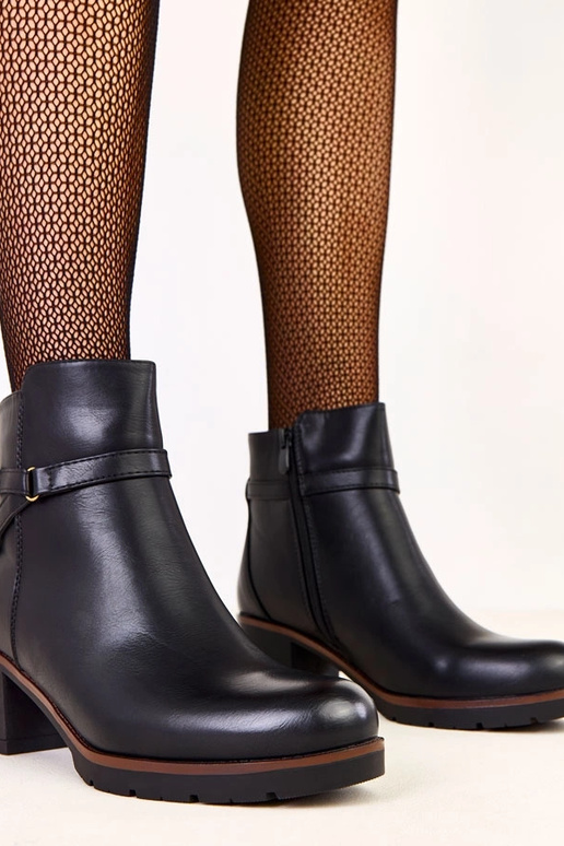 Schwarze Ankle Boots mit niedrigem...