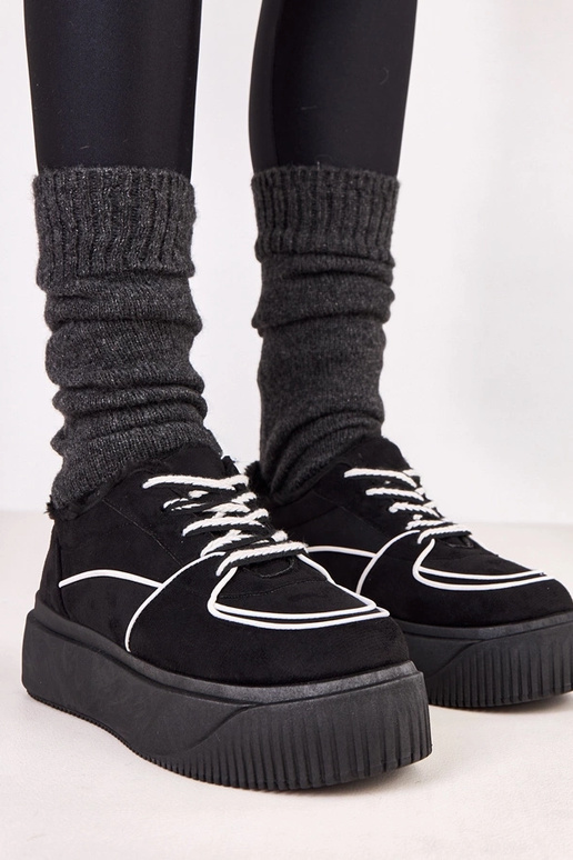 Zwarte warme sportschoenen op...