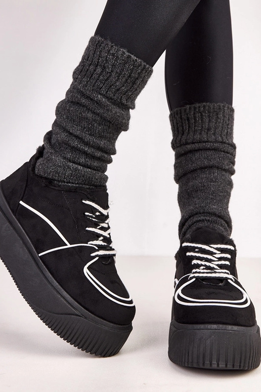 Zwarte warme sportschoenen op...