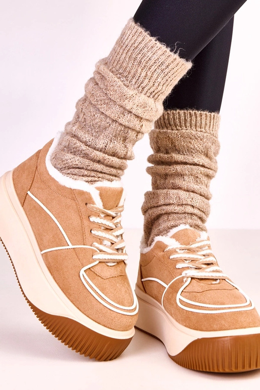 Braune warme Sportschuhe auf...