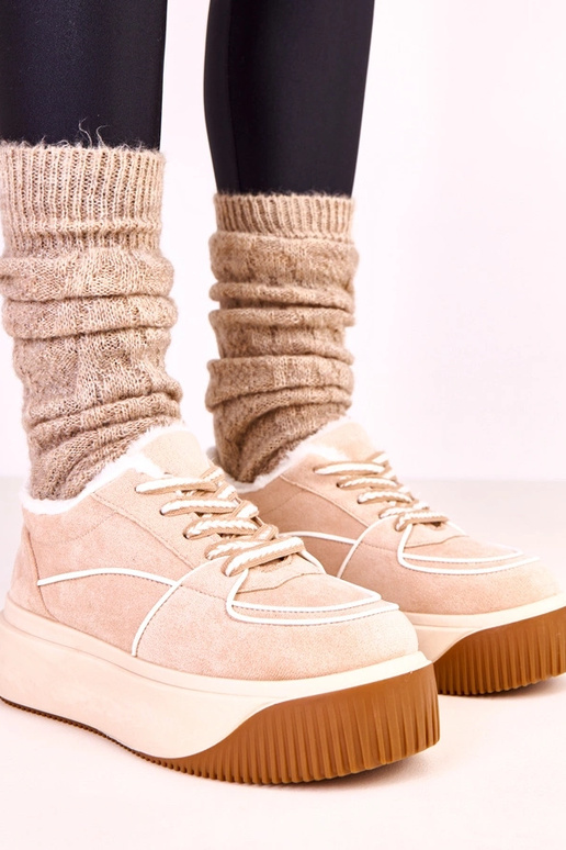 Beige warme sportschoenen op platform...