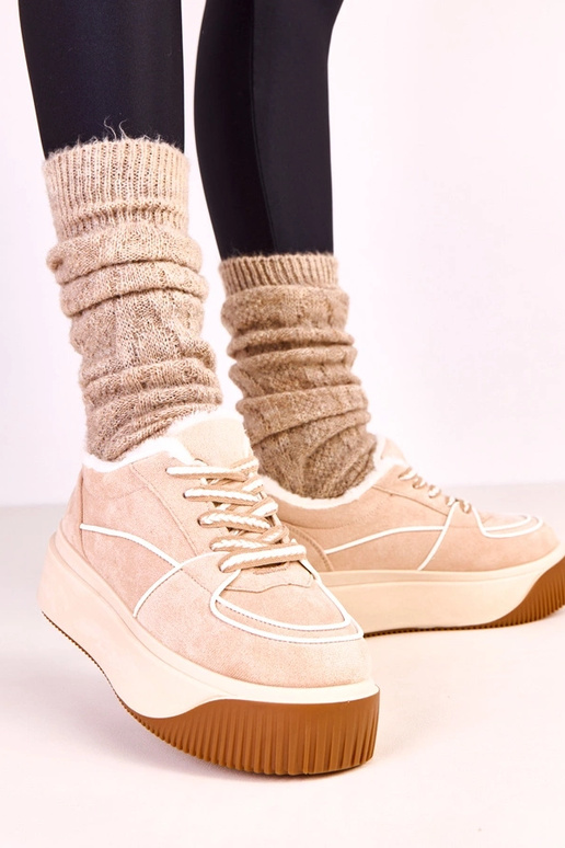 Beige warme sportschoenen op platform...