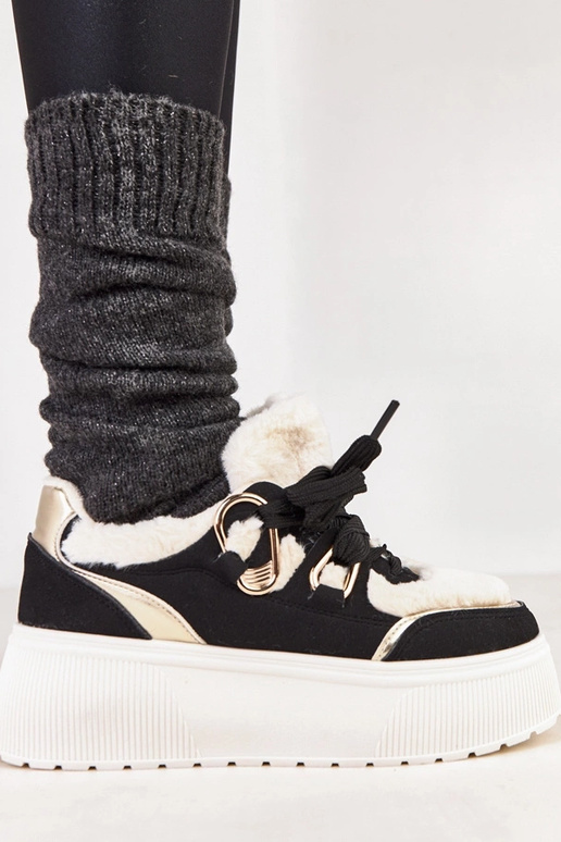 Zwarte verwarmde sneakers op een...