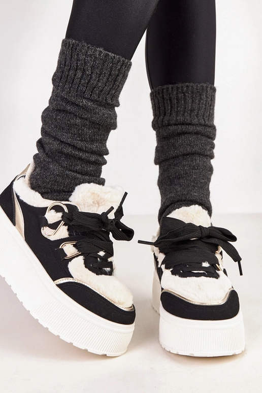 Zwarte verwarmde sneakers op een...