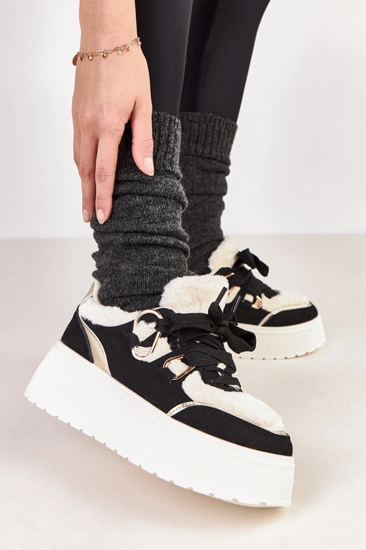 Schwarze warme Sneaker auf Plattform...