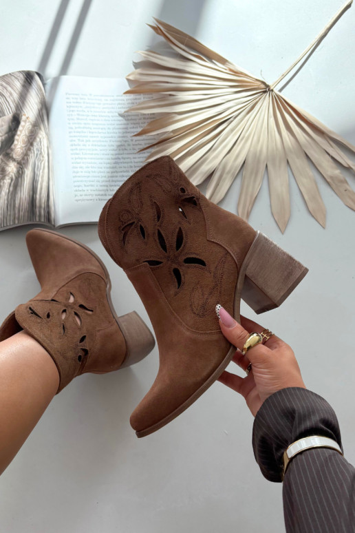 Bottes pour femmes avec des éléments ajourésActivéturalnego en daimu avec des talons Zazoo 3690 marron