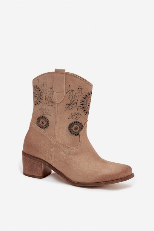 Dames suède enkellaarsjes met opengewerkte elementen en hakken Zazoo 3844 in zandkleur