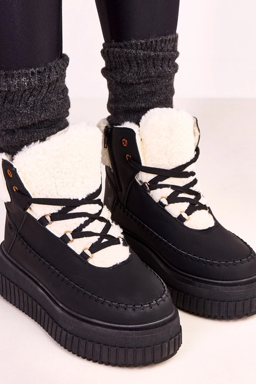 Schwarze warme Sportschuhe auf...