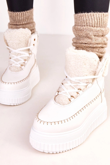 Weiße warme Sportschuhe auf... 2