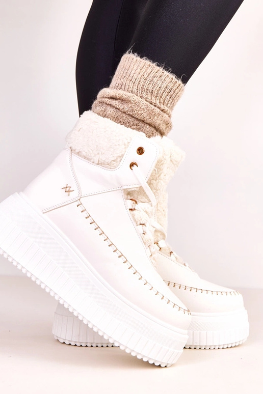 Weiße warme Sportschuhe auf Plattform...