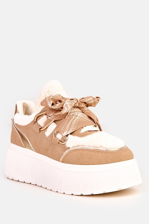 Zandkleurige warme sneakers op een... Zandkleurige warme sneakers op een...