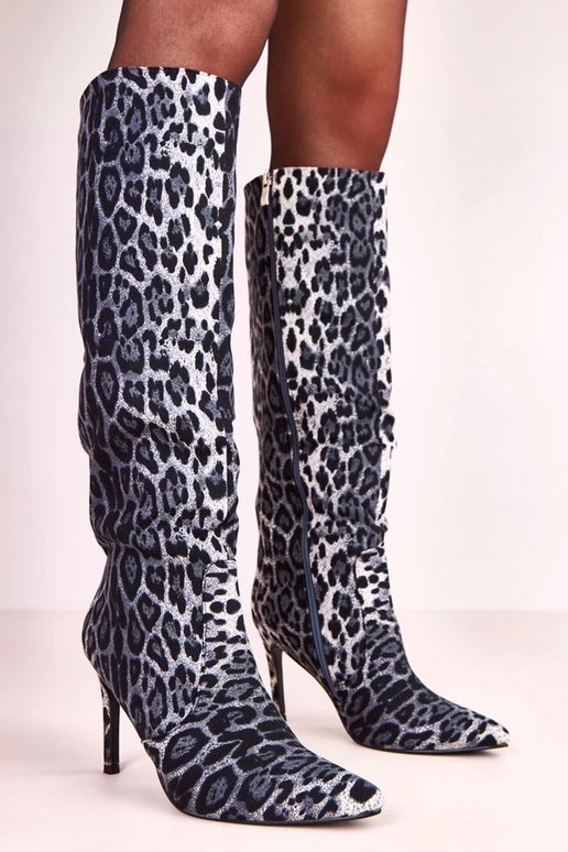 Zwarte laarzen met luipaardprint op... Zwarte laarzen met luipaardprint op...