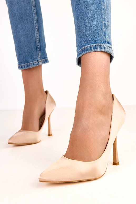 Talons aiguilles sable avec finition... Talons aiguilles sable avec finition...