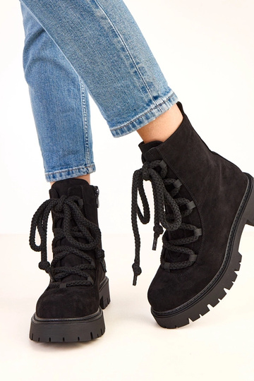 Bottines noires avec lacet...