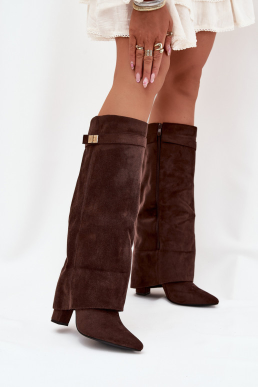 Bottes hautes femme en éco-daim, à talon bloc, doublées, avec tige décorée, marron chocolat Evyra Bottes hautes femme en éco-daim, à talon bloc, doublées, avec tige décorée, marron chocolat Evyra
