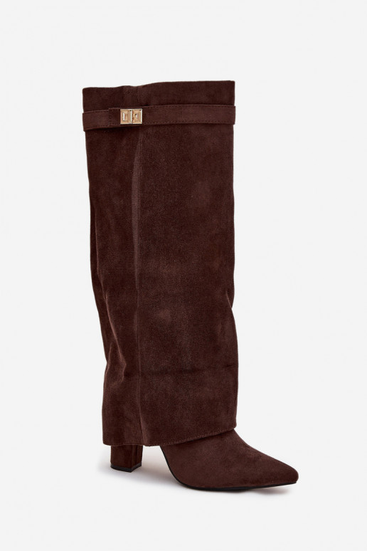Bottes hautes femme en éco-daim, à talon bloc, doublées, avec tige décorée, marron chocolat Evyra Bottes hautes femme en éco-daim, à talon bloc, doublées, avec tige décorée, marron chocolat Evyra