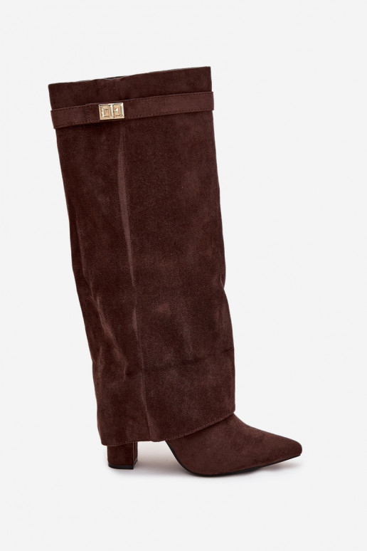 Bottes hautes femme en éco-daim, à talon bloc, doublées, avec tige décorée, marron chocolat Evyra Bottes hautes femme en éco-daim, à talon bloc, doublées, avec tige décorée, marron chocolat Evyra