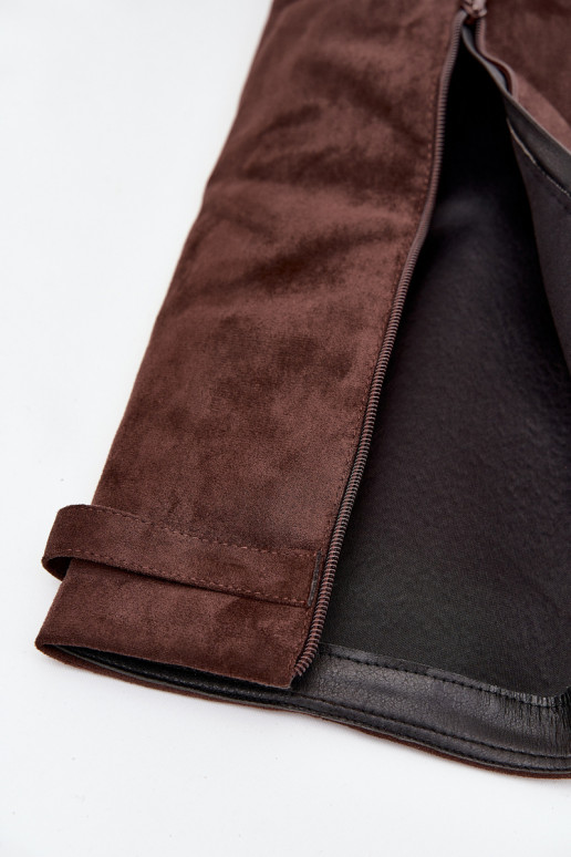 Bottes hautes femme en éco-daim, à talon bloc, doublées, avec tige décorée, marron chocolat Evyra Bottes hautes femme en éco-daim, à talon bloc, doublées, avec tige décorée, marron chocolat Evyra