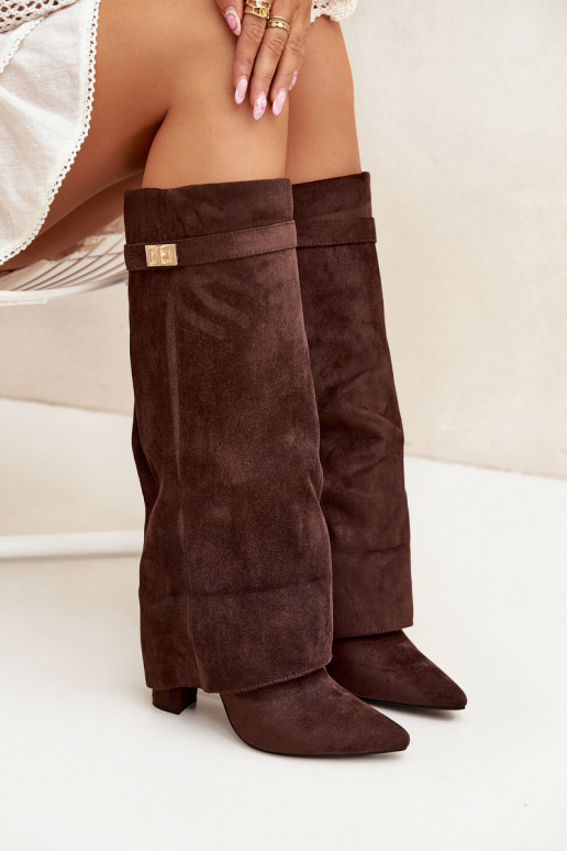 Bottes hautes femme en éco-daim, à talon bloc, doublées, avec tige décorée, marron chocolat Evyra Bottes hautes femme en éco-daim, à talon bloc, doublées, avec tige décorée, marron chocolat Evyra