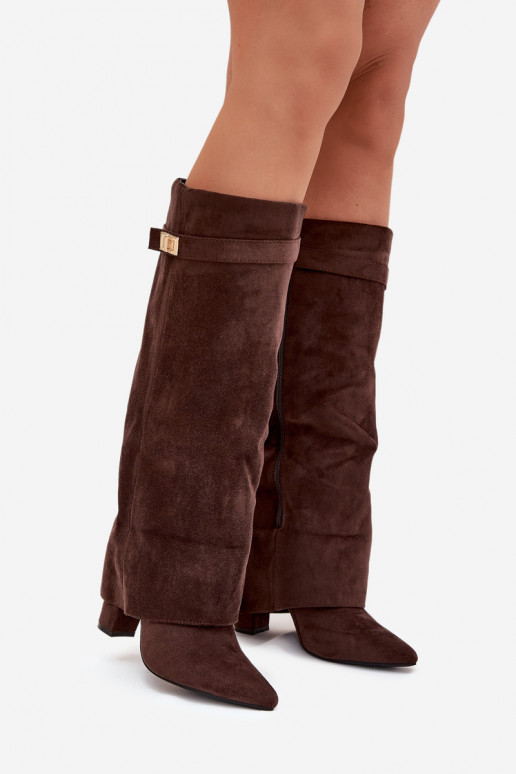 Bottes hautes femme en éco-daim, à talon bloc, doublées, avec tige décorée, marron chocolat Evyra Bottes hautes femme en éco-daim, à talon bloc, doublées, avec tige décorée, marron chocolat Evyra