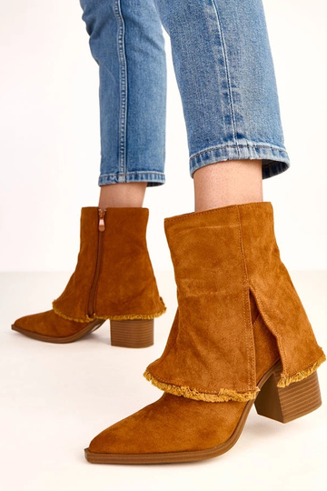 Bottines brunes à talon... 2