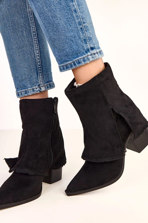 Bottines noires à talon avec tige... Bottines noires à talon avec tige...