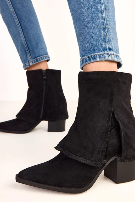 Bottines noires à talon avec tige... Bottines noires à talon avec tige...