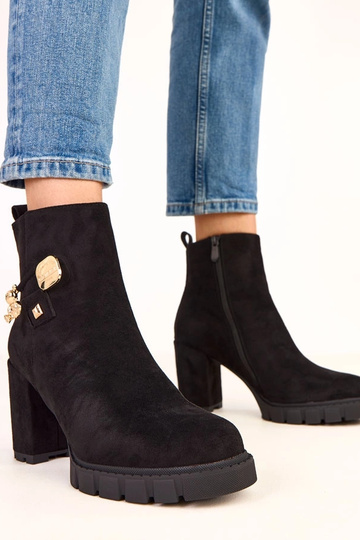 Bottines noires à talon...