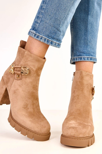 Bottines brunes à talon... 2