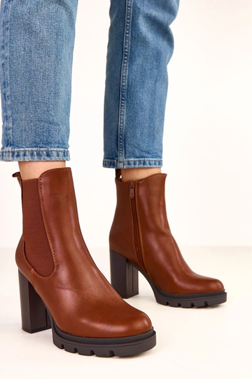 Bottines brunes à talon...