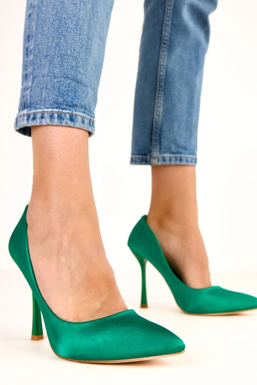 Groene hoge hakken met satijnen... Groene hoge hakken met satijnen...